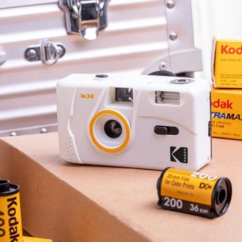 35-мм пленочная камера Kodak M38 - без фокусировки, мощная встроенная вспышка, простая в использовании