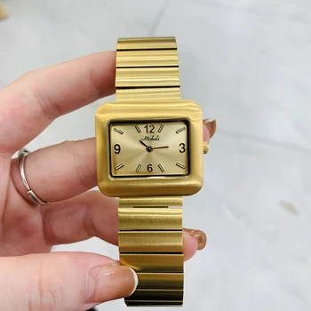 2023 Новые кварцевые женские часы с золотым корпусом, доминирующий Индивидуально Простой Средневековый Роскошный Ретро браслет старшего бренда