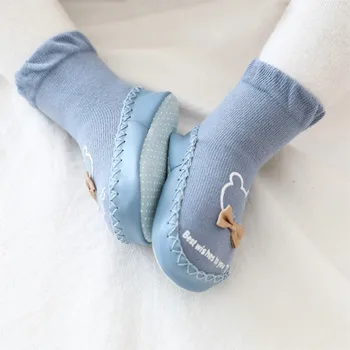 Носки для новорожденных из кожи, детская обувь, нескользящие носки для малышей с героями мультфильмов, нескользящая обувь для малышей