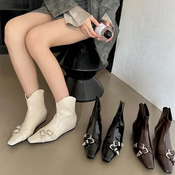 Осенние ботильоны для женщин Модные короткие ботинки с металлическим украшением Женские элегантные туфли на плоской подошве Женская зимняя обувь