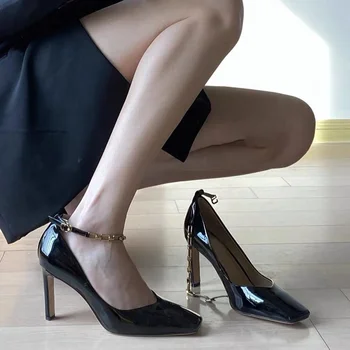 Пикантные черные туфли на высоком каблуке, Осенние новинки, женские туфли на шпильке из лакированной кожи, модные женские тонкие туфли с острым носком, Роскошные туфли-лодочки с металлической цепочкой.
